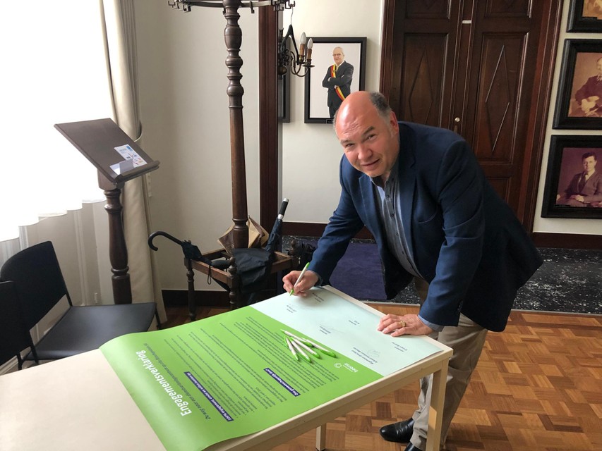 Burgemeester Bart Craane (CDE-Vlim.be) van Beerse ondertekent de engagementsverklaring.