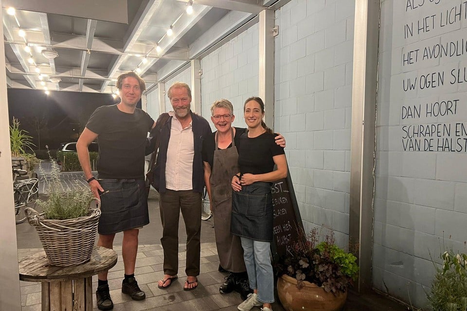 Acteur Iain Glen (op teenslippers) gaat graag op de foto met chef Anja Vlaeymans (rechts van hem), serveerster Yoena en flexi Geert die een grote fan is. 