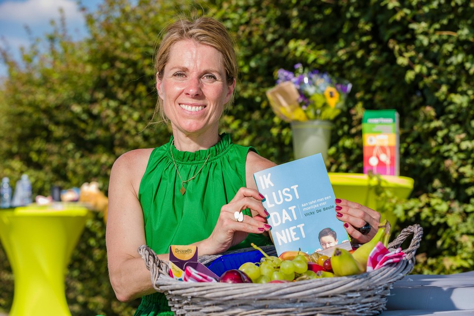 Diëtiste Vicky De Beule met haar boek