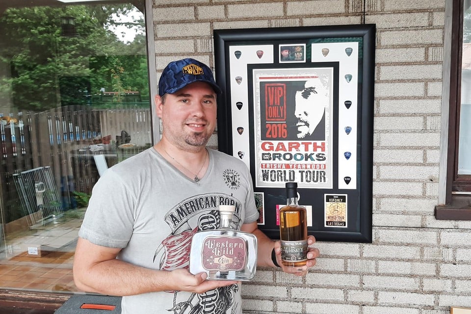 Christophe toont zijn Western Wild gin en whiskey.