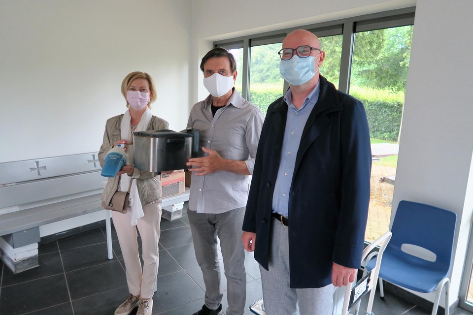 Burgemeester Dirk Bauwens met enkele van de vele Schildenaren die hun solidariteit toonden.