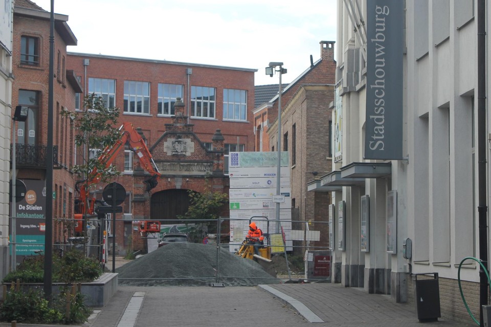 De korte route tussen de schouwburg en de parking aan de Grote Markt ligt opengebroken en bezoekers zijn gefrustreerd dat ze moeten omlopen.
