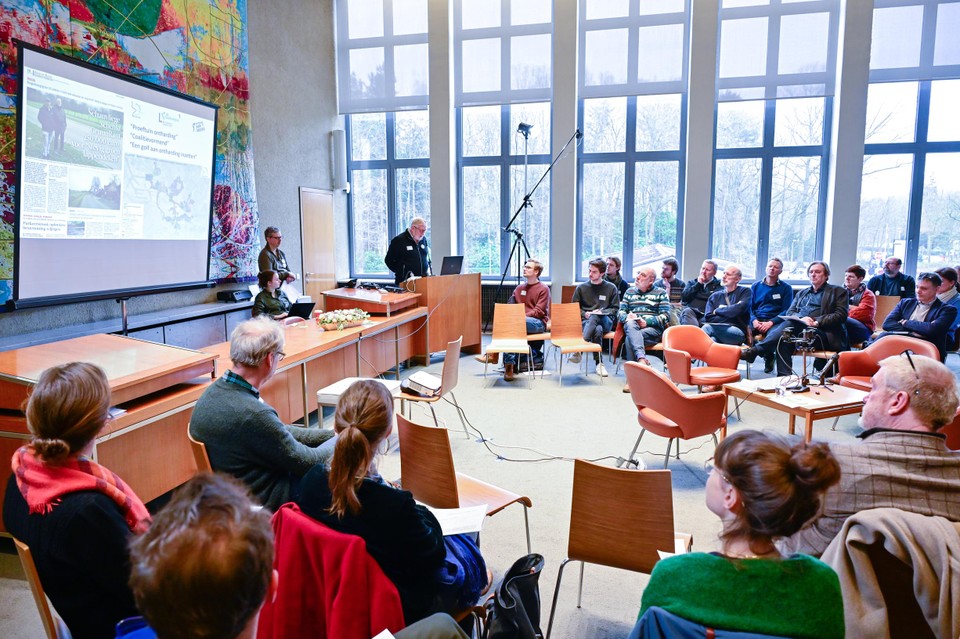 De onthardingsconferentie vond plaats in het districtshuis van Deurne.