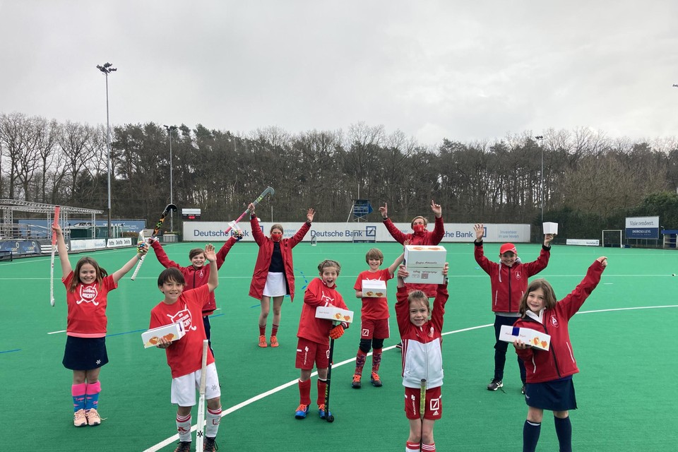 De jeugdspelers van de Royal Antwerp Hockey Club met hun wafeltjes. 