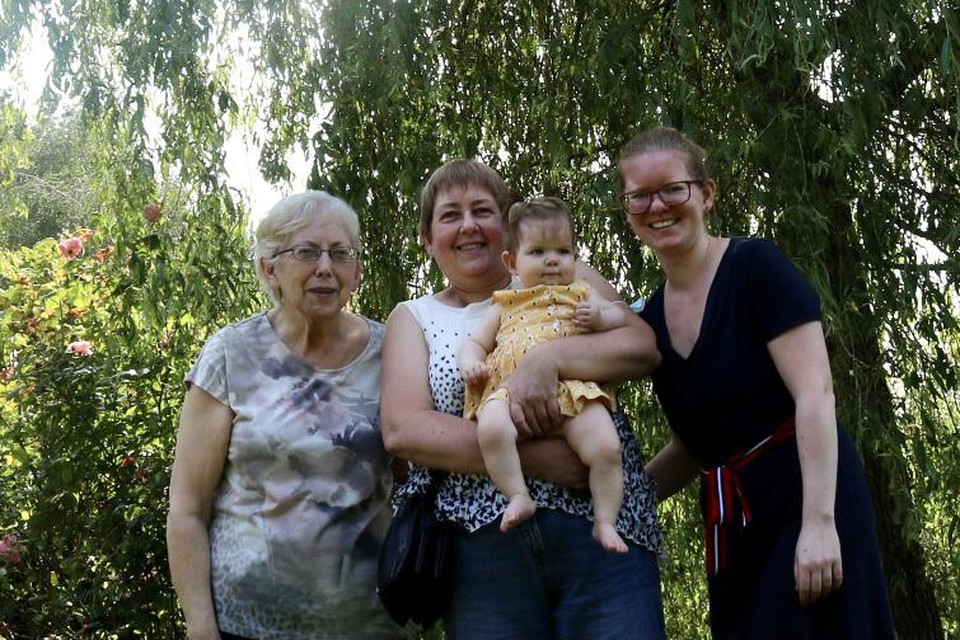 Marie-Fleur met Rosa, Diane en mama Elien