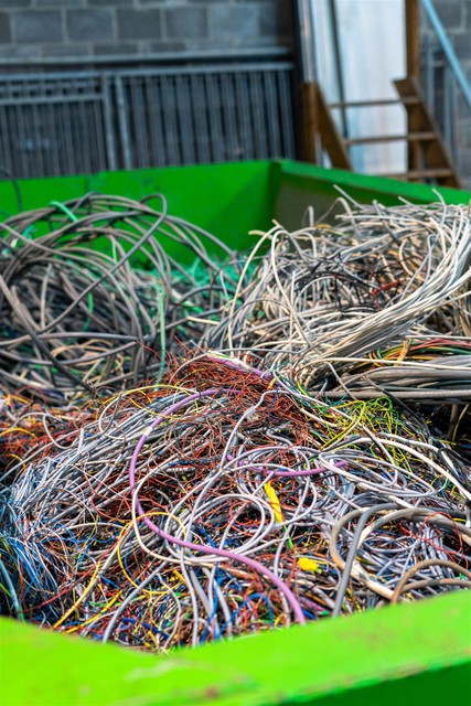Er zijn slechts drie bedrijven in ons land die koperen kabels van hun pvc-omhulsel ontdoen.