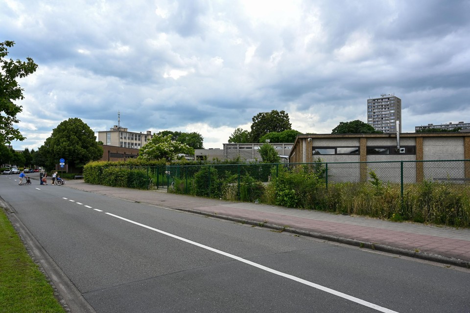 Op deze locatie op de Gallifortlei, niet ver van de hondenweide, verrijst binnenkort een nieuwe school met sporthal.