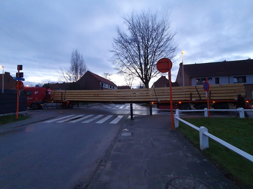 Een vrachtwagen met lange balken die verplicht van de autosnelweg moest door de boerenblokkade reed zich helemaal vast in de wijk Vogelweelde.