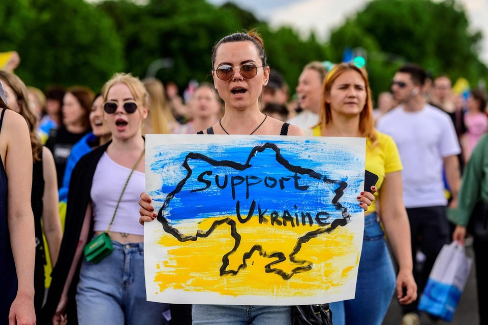 Manifestanten steunen Oekraïne in Berlijn. In andere EU-landen, zoals Bulgarije, leven nog sterke pro-Russische sentimenten.