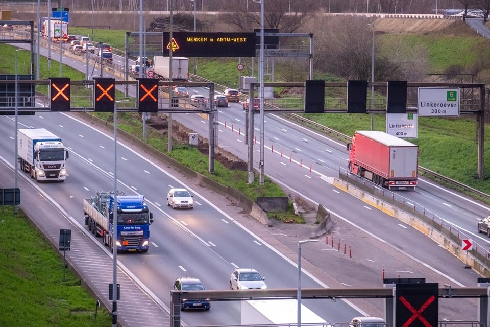 Vlak na de Kennedytunnel, richting Gent, zijn voorbereidende werken aan de gang voor de heraanleg van het wegdek op Linkeroever. Dat is nodig voor de realisatie van de Oosterweelverbinding. 