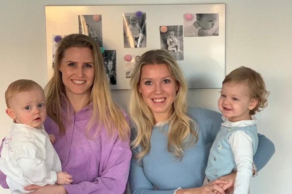 Links op de foto staat Elke en haar dochter Léonelle, rechts Clara met dochter Eléonore