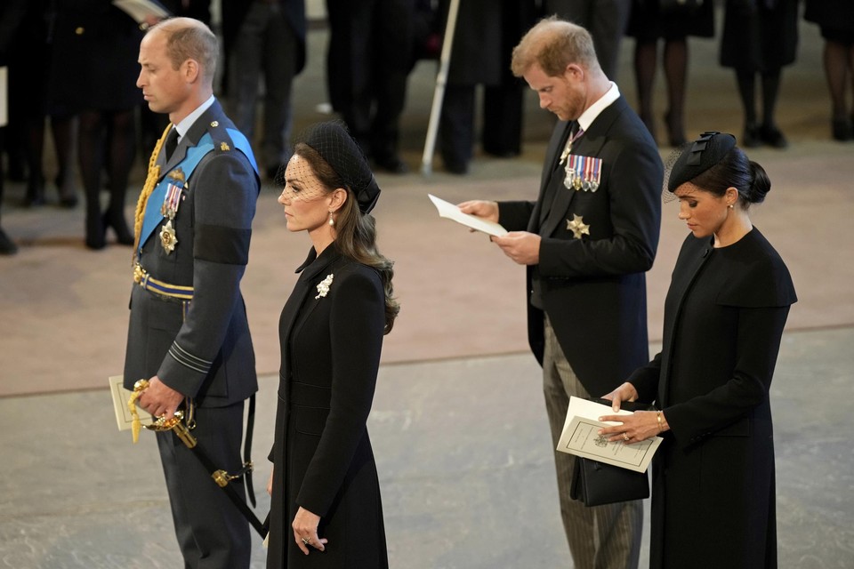 Tijdens een eerbetoon aan de overleden Queen droegen Kate en Meghan alvast een doorzichtige sluier. 
