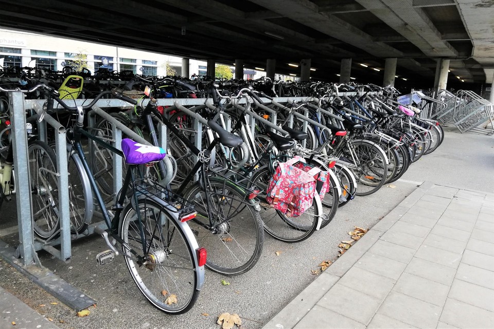 De fietsenstalling onder de Postzegelbrug aan het station in Mechelen.