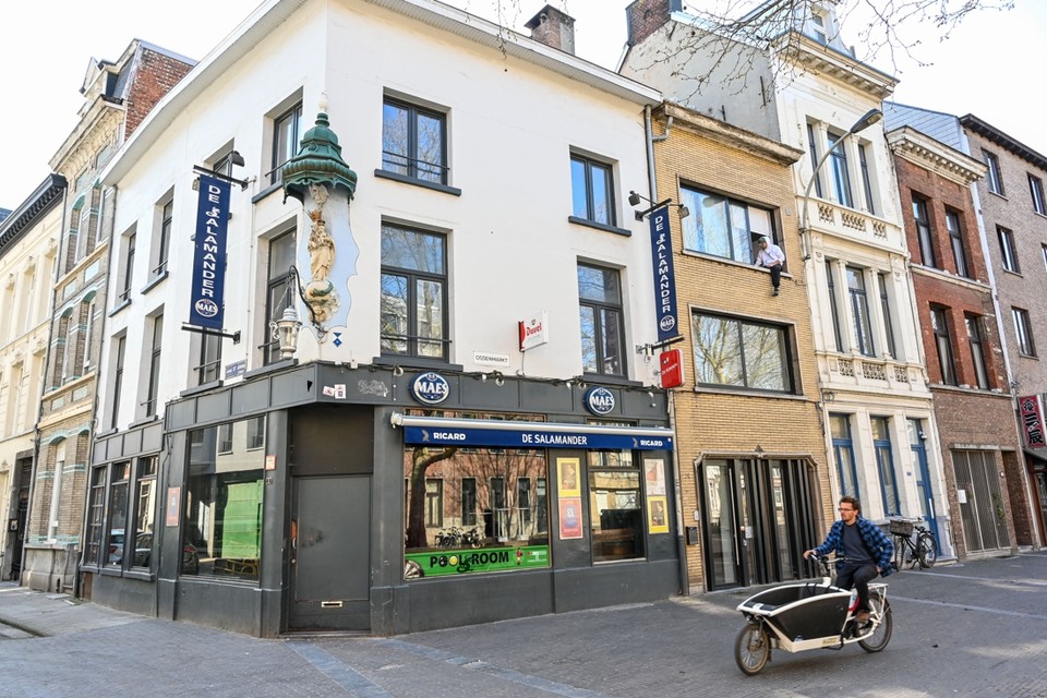 Café De Salamander staat over te nemen op de Ossenmarkt. 