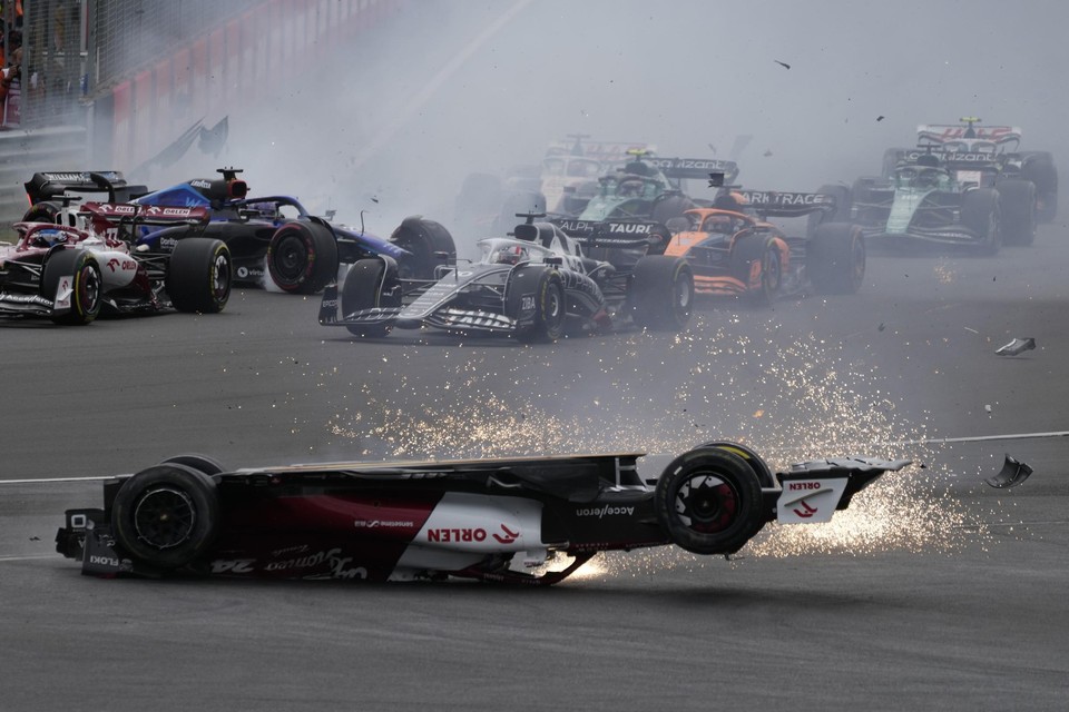 Hét beeld van de Britse GP: de vroege crash met Zhou in de hoofdrol. De Chinees kwam er uiteindelijk ongedeerd vanaf dankzij de halo in zijn bolide. 