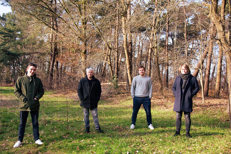 Vier ondernemers Elias Bierwerts, Nickola Bierwerts, Marco Kaaysteker en Joppe Ruts nodigen iedereen deze zomer uit in Bar Woest, op de evenementenweide in de Gasthuisdreef in Wuustwezel.
