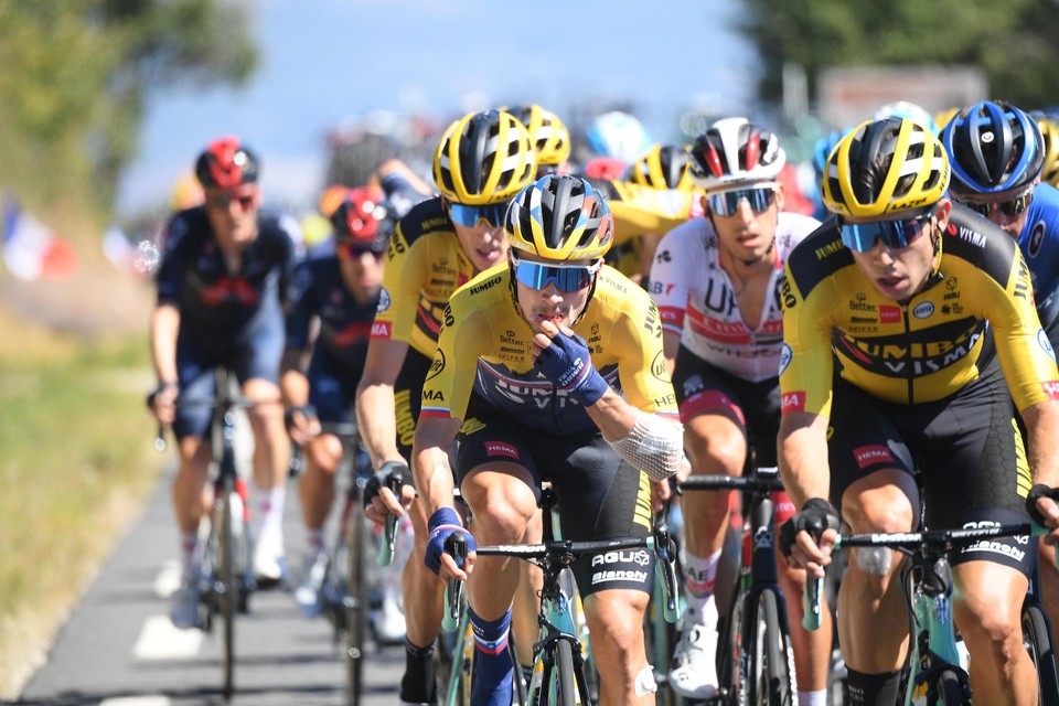 Primoz Roglic (links) rijdt op de eerste rij naast Wout van Aert. Zondag delen de twee sterren van Jumbo - Visma het kopmanschap in de Amstel.