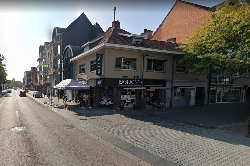 Op 3 augustus wordt de natuursteen in de Edmond Van Hoofstraat hersteld.