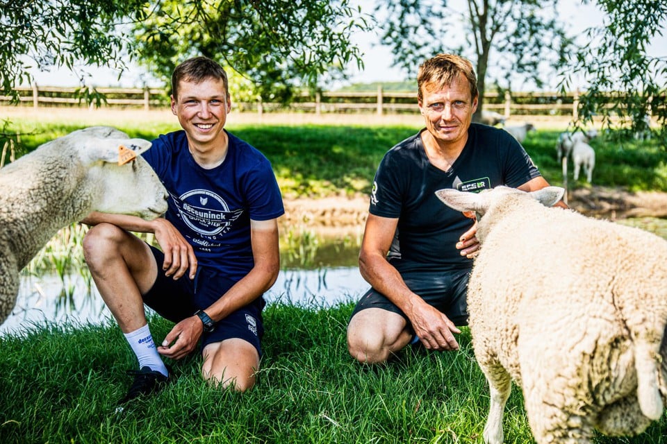 Zoon Mauri en vader Wim Vansevenant op hun boerderij in Torhout.