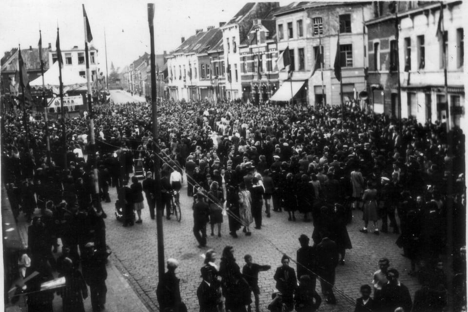 Op 3 oktober 1944 vierde Merksem feest. Eindelijk waren ook zij bevrijd van de Duitse bezetting. Een volksmenigte kwam samen op het Sint-Franciscusplein.