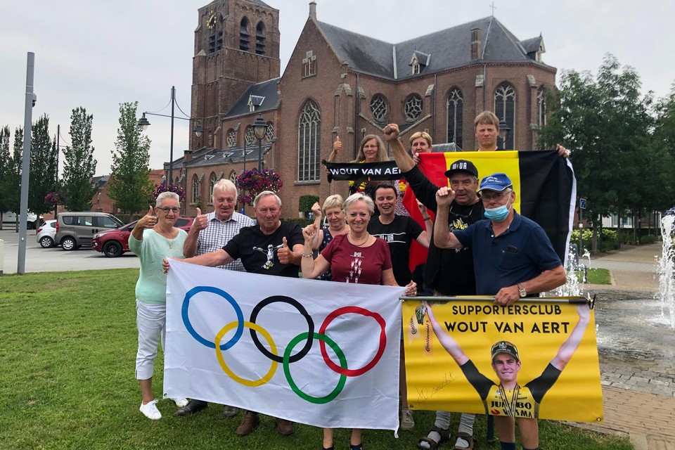 De trouwe leden van de supportersclub van Wout van Aert in Lille juichen om de zilveren plak op de Olympische Spelen.