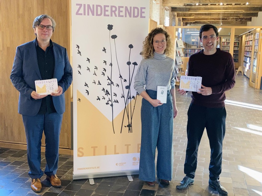 Jelle Dierickx, Virginie Platteau en Kristof Calvo met de stiltekalender.