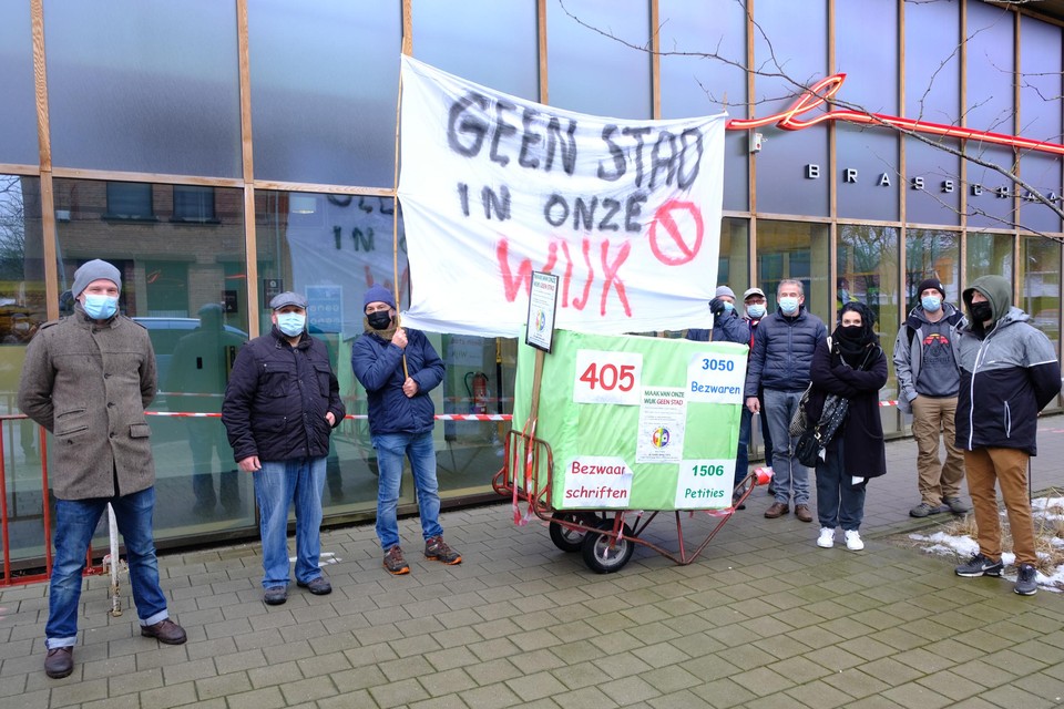 De actiegroep Kaart rond Tafel aan het gemeentehuis. 