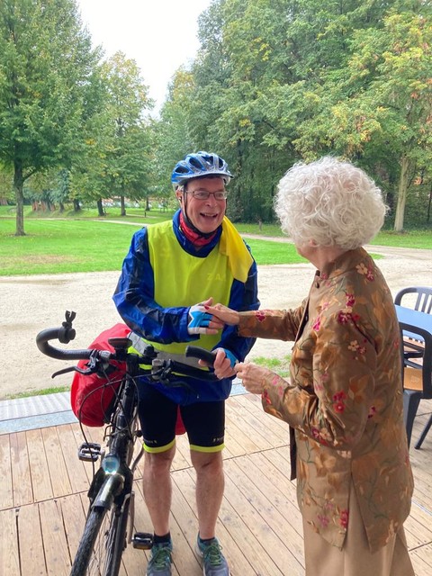 Jean Aerts fietste van Zonhoven naar Hingene om aandacht te vragen voor dementie. Hij werd verwelkomd door Mady Browaeys. 