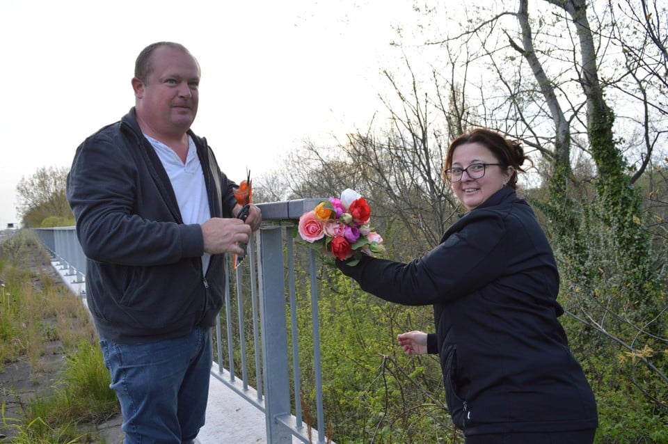 Зигфрид и Энн вешают цветы на перила нового моста.  Вот автобус упал. 