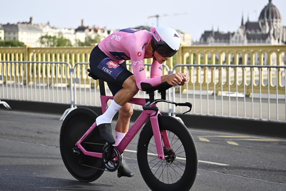 Mathieu van der Poel pakte ei zo na winst tijdens de tijdrit in Boedapest op dag twee van deze Giro: hij was slechts drie tellen trager dan Simon Yates. 