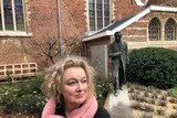 thumbnail: Biografe Annette Portegies in het Elzenveld bij het standbeeld van Maurice Gilliams, dat op privéterrein staat en nog moeilijk bereikbaar is voor het grote publiek.  