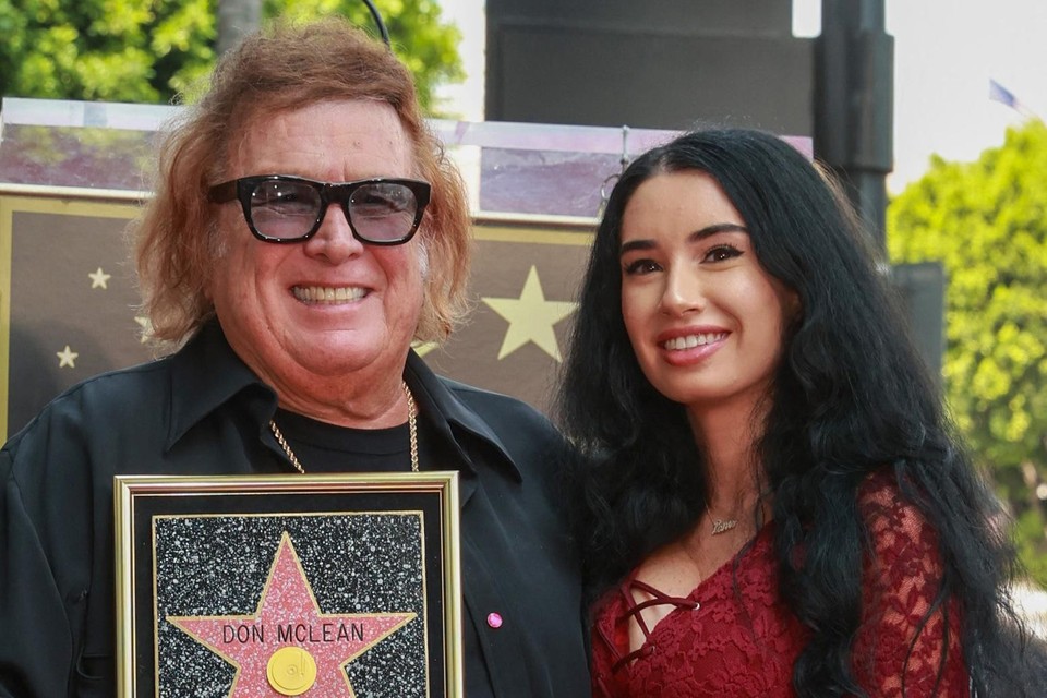 Don McLean met zijn 49 jaar jongere vriendin Paris Dylan. “Of zij mij jong houdt? Ik hou haar jong!”