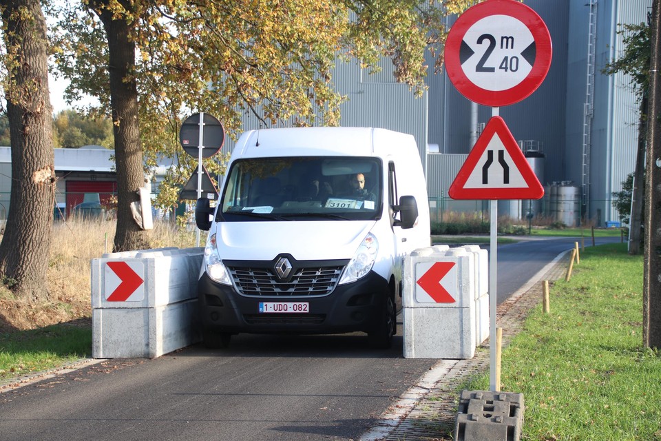 De wegversmallingen die vroeger al in de Klein Gentstraat stonden, keren tijdelijk terug.