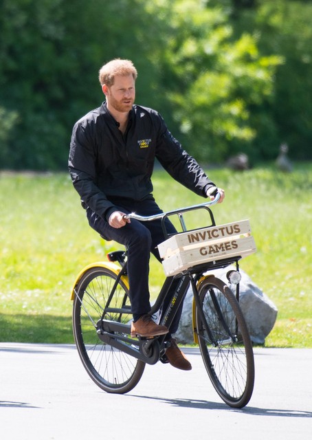 Prins Harry op de fiets in 2019, toen hij in Den Haag was om zijn Invictus Games te promoten.