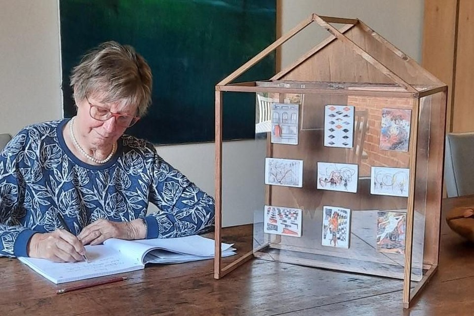 Voor haar expo in het Hofke van Chantraine werden de miniatuurkamertjes van Lieve uitvergroot tot echte kamers in een echt huis.