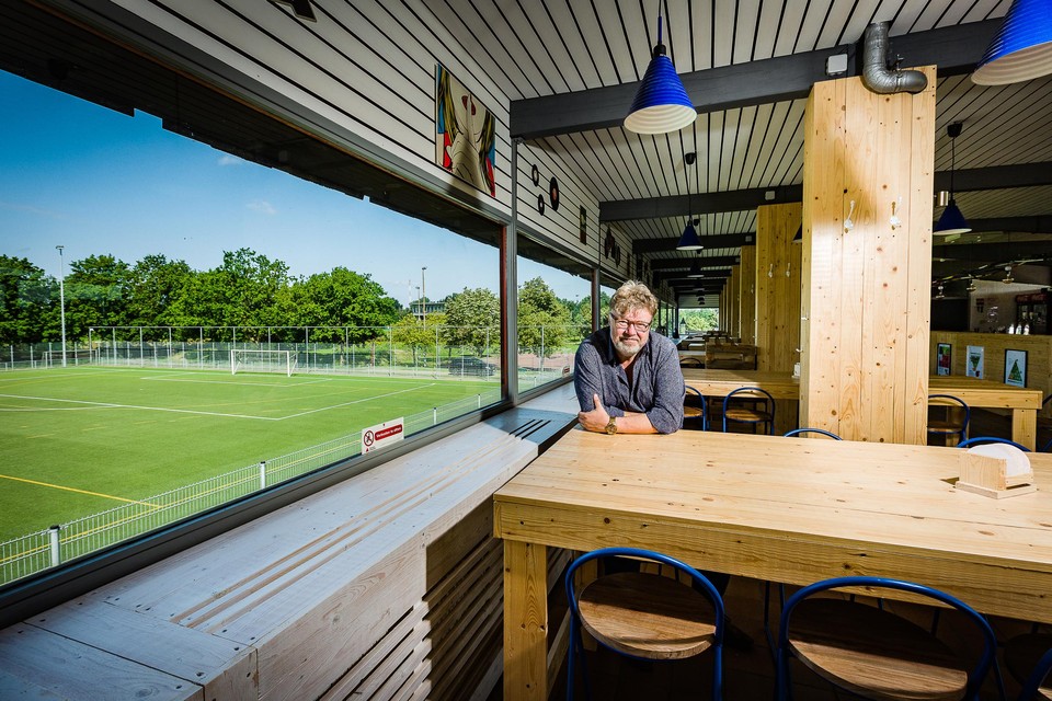 Voorzitter Peter Queeckers in de vernieuwde cafetaria van NEO Hockey.