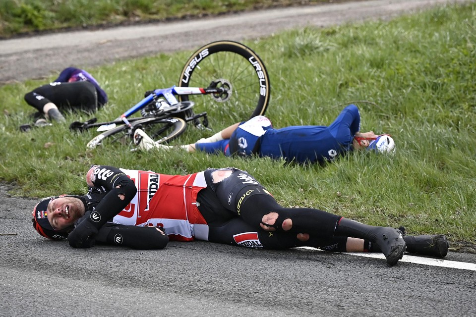 Frederik Frison net nadat hij zwaar was gevallen tijdens de Scheldeprijs. “Steunen op mijn linkerbeen is momenteel nog altijd niet mogelijk”, zegt Frison.