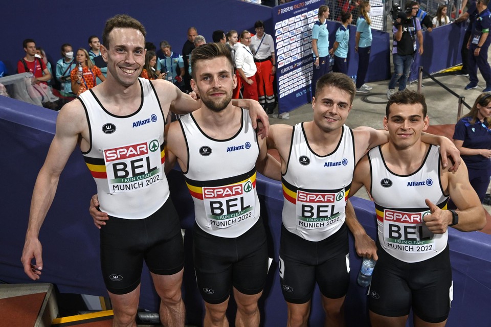 Op het EK liep de 4x100m-ploeg, met Vanderbemden (eerste van links), een persoonlijk record.
