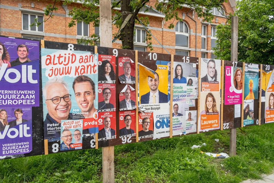 Een voorbeeld van een aanplakbord in de gemeente Willebroek, waar alle partijen campagne kunnen voeren in de aanloop naar de bovenlokale verkiezingen in juni.
