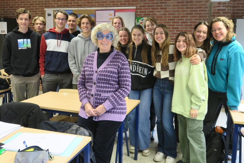 De strenge attitudecoach Brigitte Krmasek in haar bijzondere gedaante met de leerlingen van 6 Wiskunde Wetenschappen. 