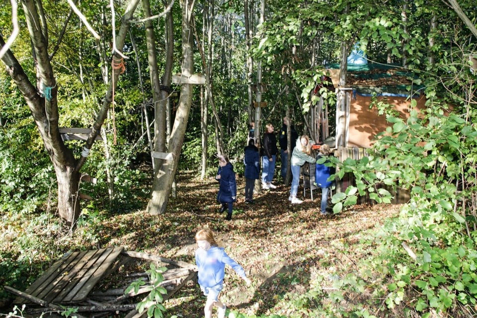Kinderen amuseren zich in een stukje groen dat moet verdwijnen voor de Oosterweelverbinding.