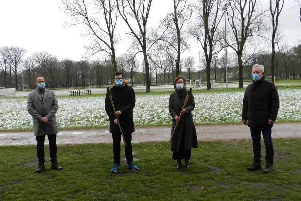 Chris Dielis van T’ANtWOORD en Aïlan Iriks van Sportpret kregen een fakkel van Marc Van Waelderen en John Boks.