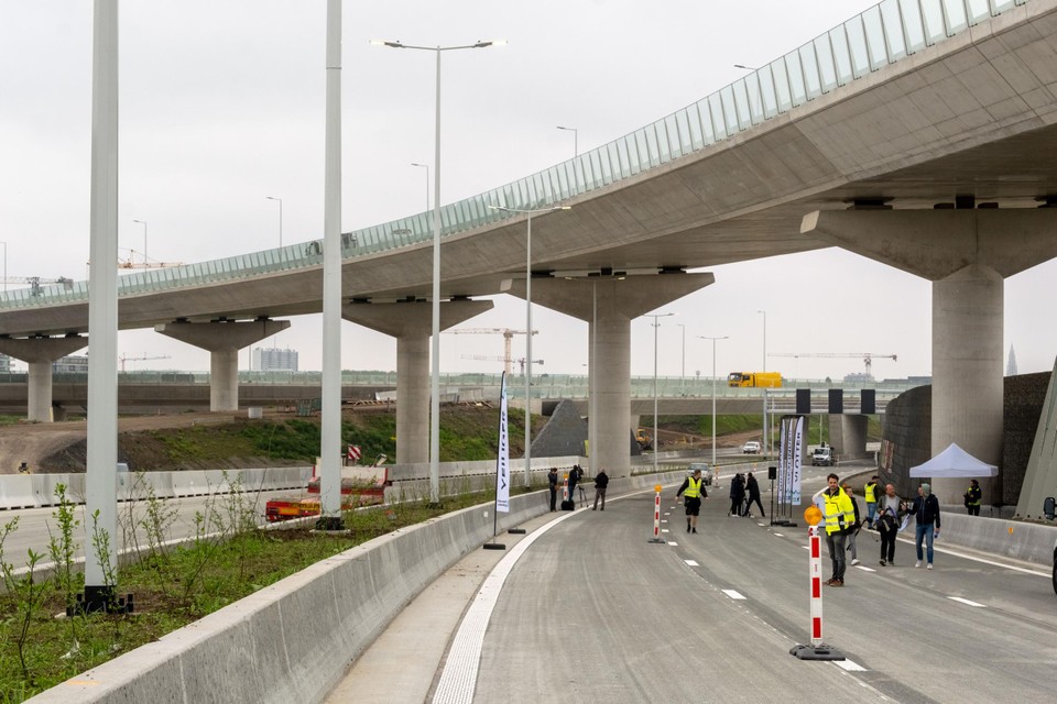 Het nieuwe knooppunt Antwerpen-West. De brug zal op termijn de verbinding maken met de derde Scheldekruising, de nieuwe tunnel onder de Schelde ter hoogte van het Noordkasteel en de noordelijke Ring.