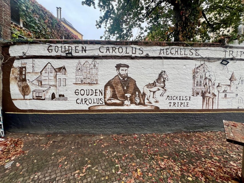 Op de muurschildering staat de brouwerij afgebeeld, maar ook de geveltjes op de Haverwerf, Keizer Karel en zijn paard, het stadhuis en het standbeeld van Margareta van Oostenrijk.