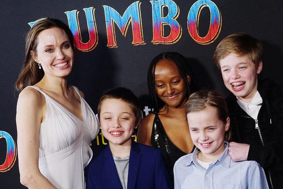 Angelina Jolie met haar kinderen Knox, Zahara, Vivienne en Shiloh. 