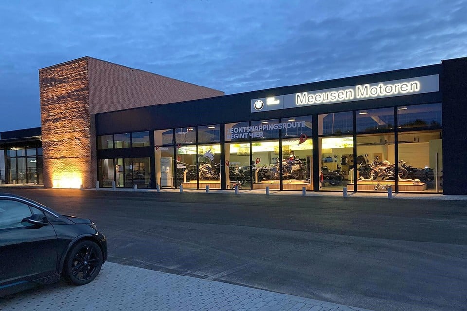 Een oud bedrijfspand is intussen omgebouwd tot een energieneutrale en moderne motorenconcessie.
