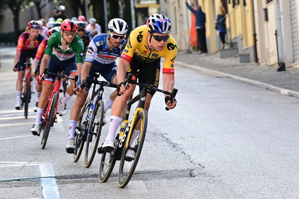Alaphilippe kwam Van Aert zelfs even aanmanen om het kalmer aan te doen in de Tirreno.