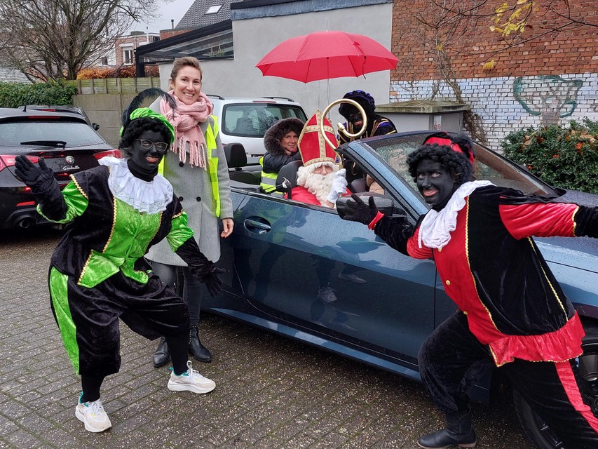 Sinterklaas werd door de Go!-directie in een cabrio door de wijk gereden, gevolgd door een stoet van zingende kinderen. 