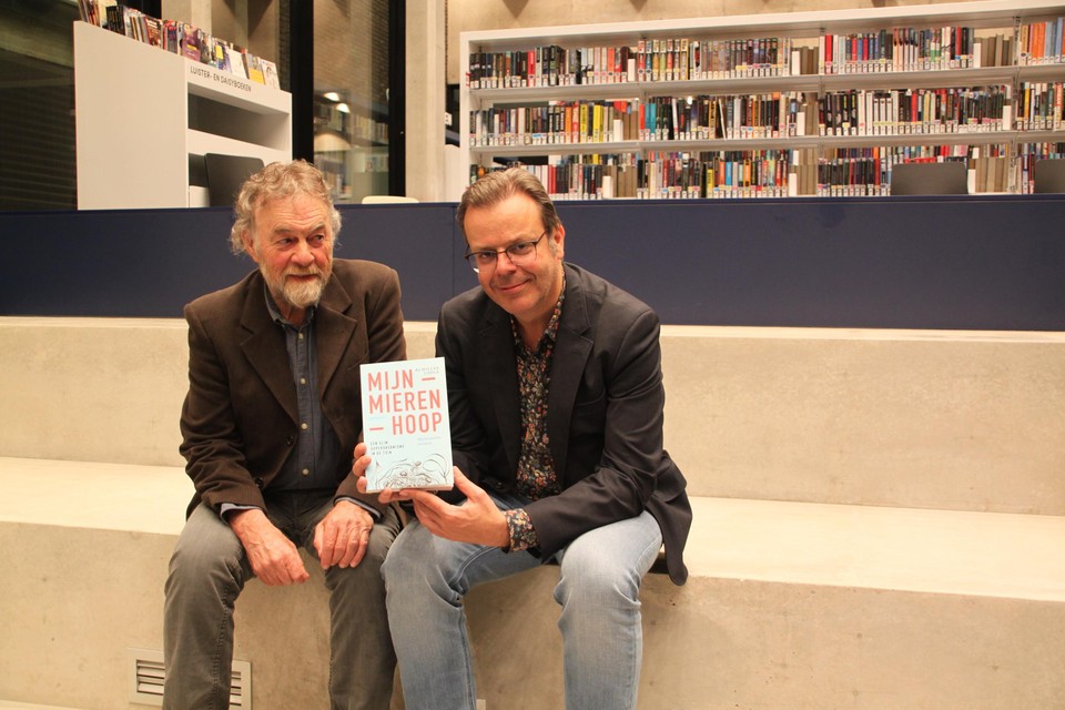 Achilles Cools en Hans Van Dyck met het nieuwe boek in de nieuwe bibliotheek.