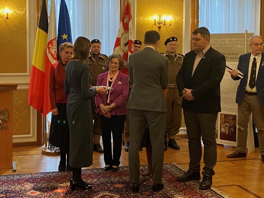 De Poolse ambassadeur in België speldt een medaille op bij Dirk Proost uit Beerse.